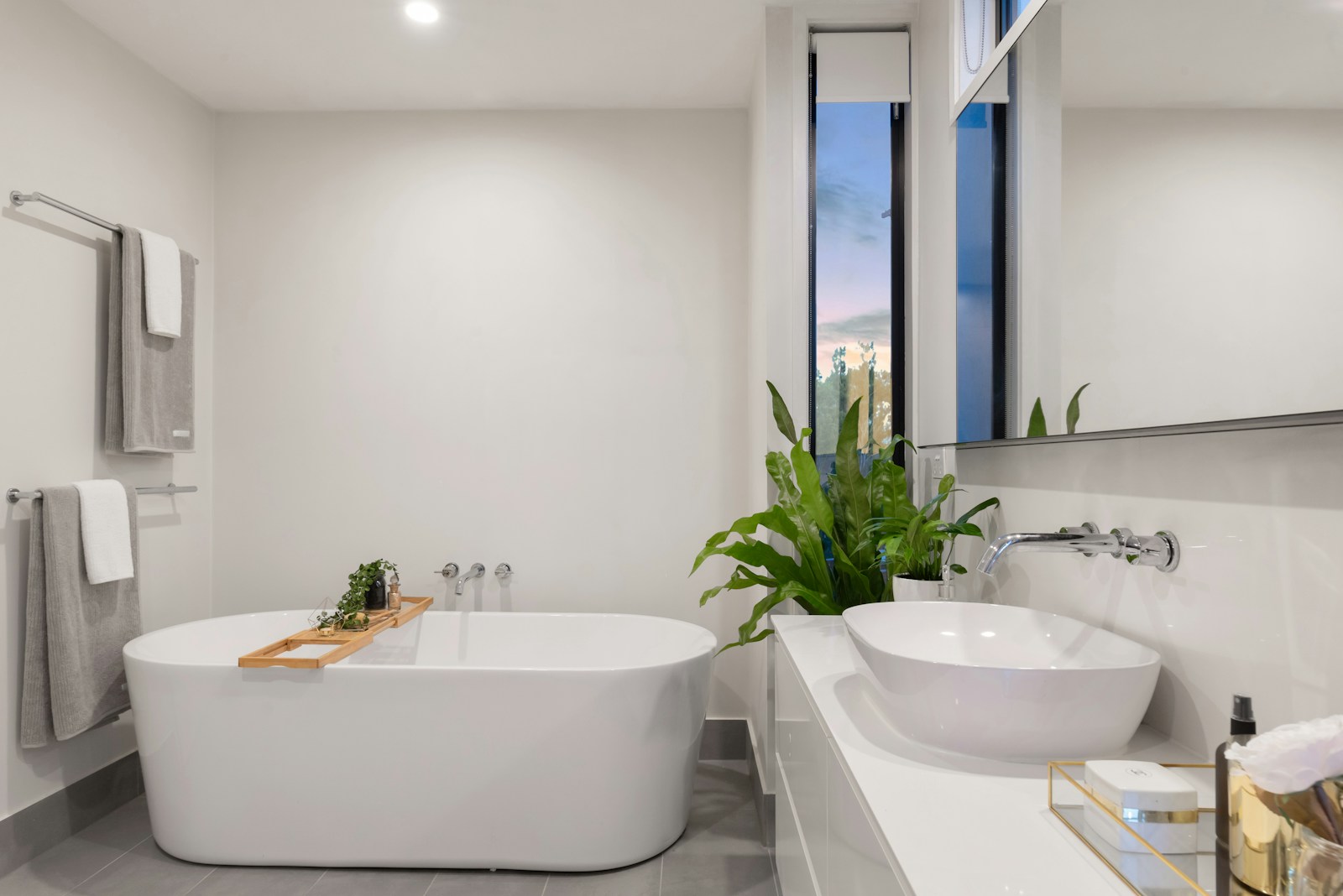 Douche à l’italienne walk-in en marbre et laiton à Paris